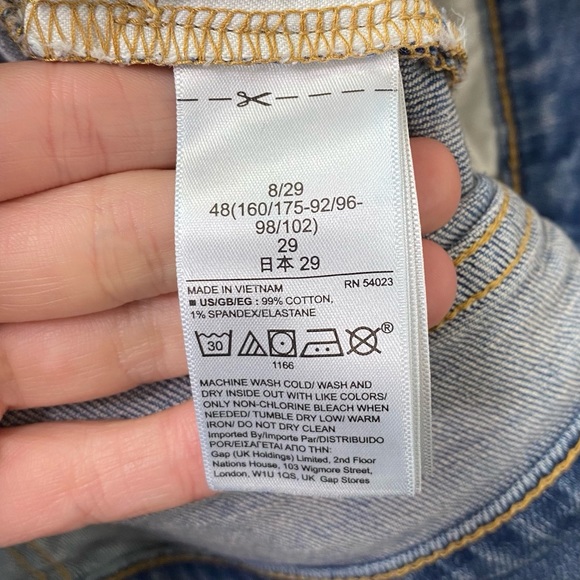 GAP 5" Short Mid-Rise Distressed Shorts size 8/29 - Picture 5 of 6